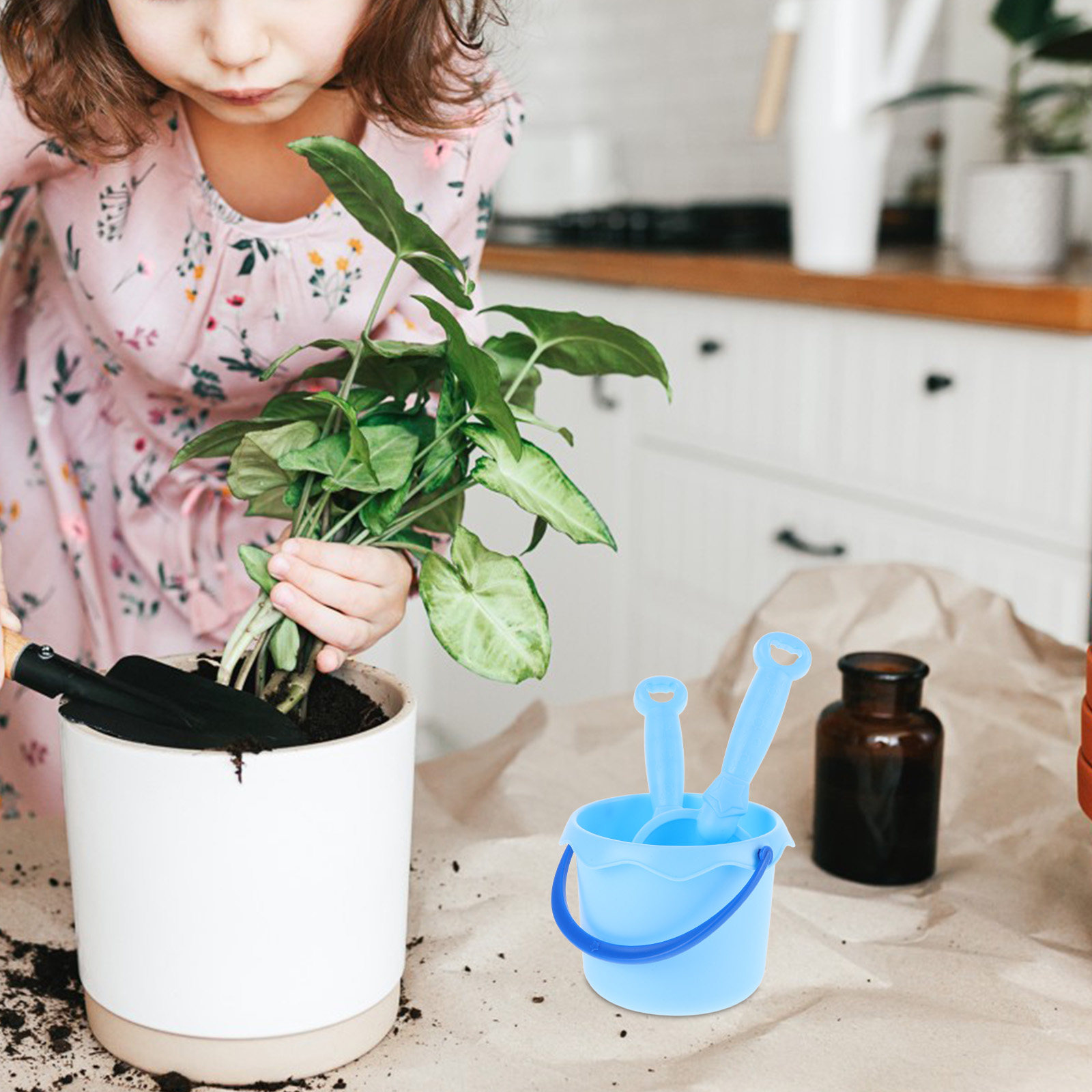 Kids Outdoor Learning Activities - ชุดเครื่องมือทำสวนสำหรับเด็กเล็ก 1 ชุด ประกอบด้วยคราดขนาดเล็ก ที่ตักดิน และพลั่ว